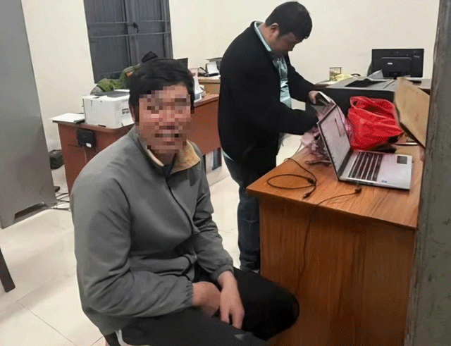 Thanh-nien-dung-na-cao-su-ban-soc-1