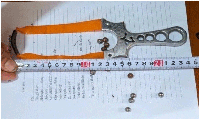 Thanh-nien-dung-na-cao-su-ban-soc-2