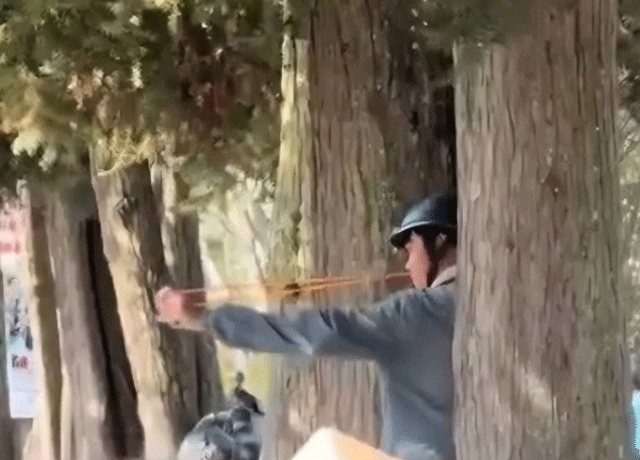 Thanh-nien-dung-na-cao-su-ban-soc-3