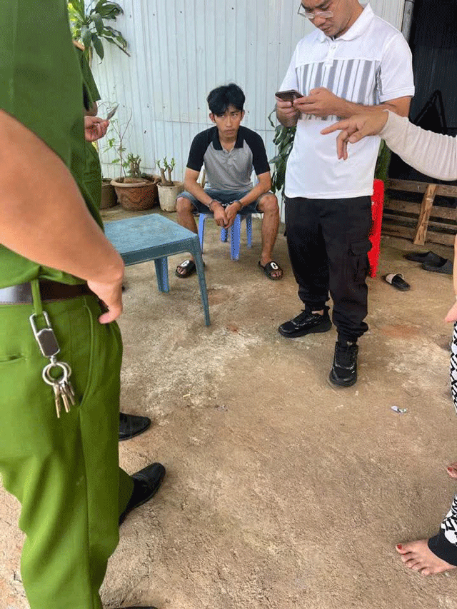 Nam-thanh-nien-chan-chiec-xe-taxi-cho-vo-1