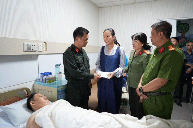 Nguoi-dan-ong-nuoc-ngoai-dung-dao-tan-cong-cong-an-2