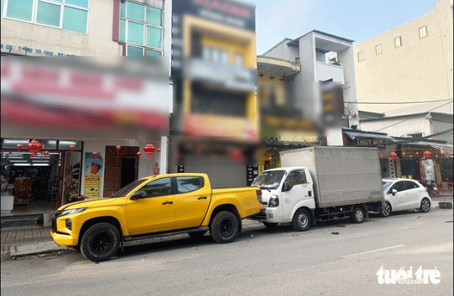 Chu-quan-xit-nuoc-tai-xe-do-xe-truoc-mat-tien-1