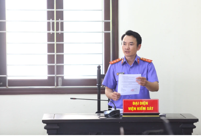 Ga-dan-ong-chem-chong-cu-cua-vo-2