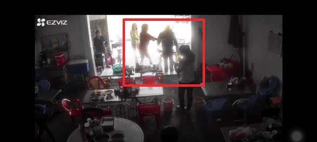 Nam-thanh-nien-bi-danh-luc-an-com-5