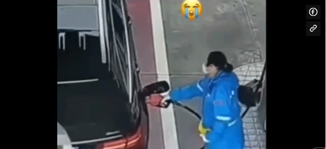 Tai-xe-mercedes-nem-tien-xuong-dat-1