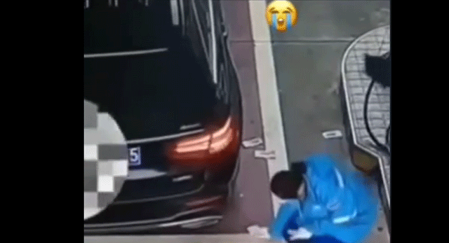 Tai-xe-mercedes-nem-tien-xuong-dat-3