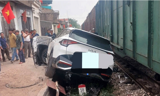 Va-cham-giua-tai-xe-oto-va-tau-hoa-1