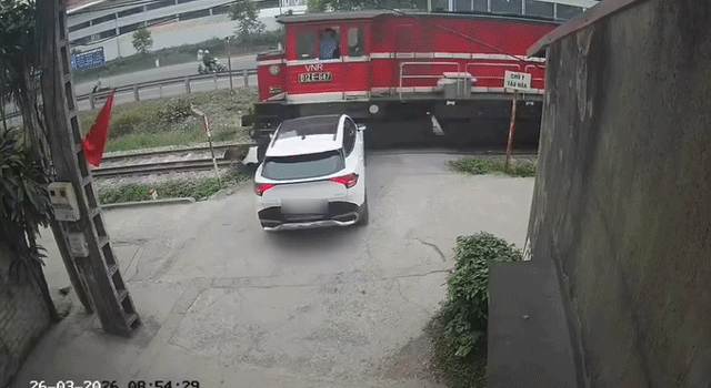 Va-cham-giua-tai-xe-oto-va-tau-hoa-2