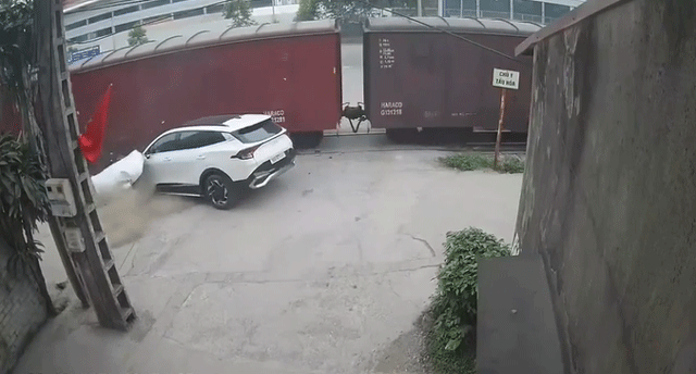 Va-cham-giua-tai-xe-oto-va-tau-hoa-3