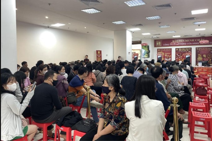 gia-vang-hom-nay-28-3-nguoi-dan-do-xo-mua-2