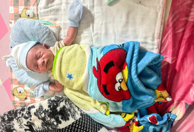 Chau-be-bi-bo-roi-o-nghia-trang-2