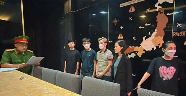 Nguoi-dan-ong-bi-lot-do-2