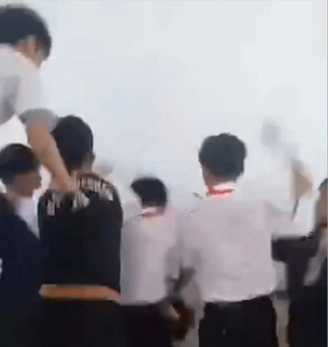 10-hoc-sinh-vay-danh-nam-sinh-lop-8-1