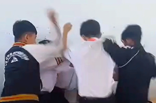 10-hoc-sinh-vay-danh-nam-sinh-lop-8-2