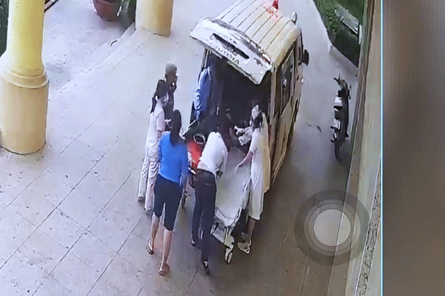 Nguoi-phu-nu-bi-con-dao-cam-tren-lung-1