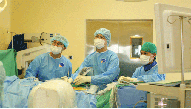 Nguoi-phu-nu-bi-con-dao-cam-tren-lung-4