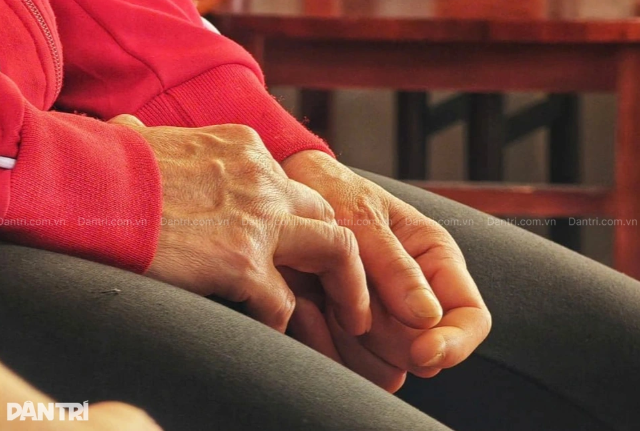 Be-gai-16-tuoi-nuoi-ba-em-9