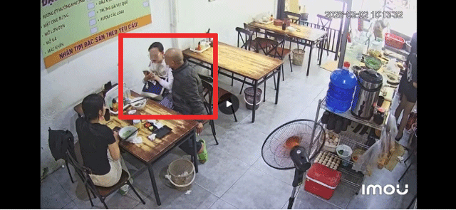 Clip-nguoi-dan-ong-co-hanh-vi-nhay-cam-1