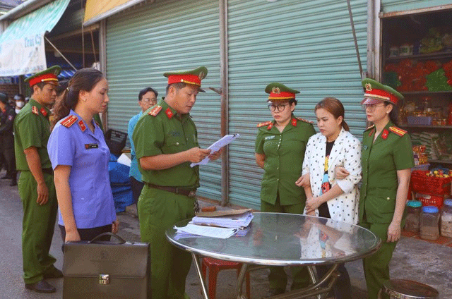 Dua-quan-tai-den-truoc-nha-chu-hui-5