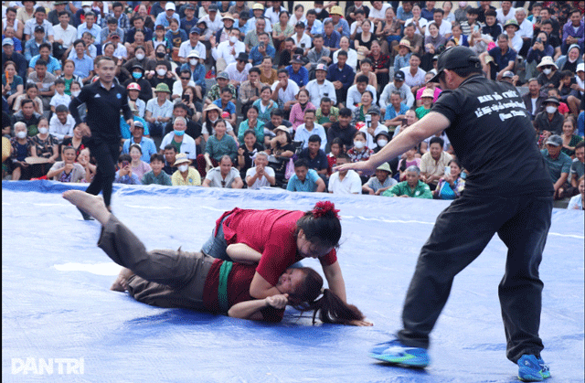 Nu-do-vat-o-hoi-lang-nghe-an-4