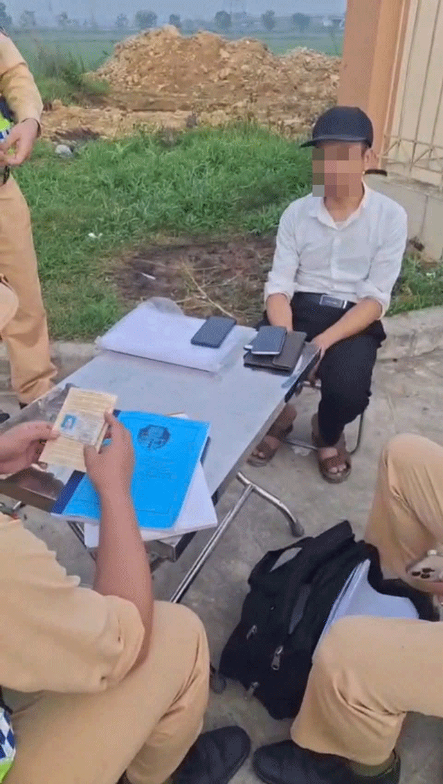 Nam-tai-xe-dung-dien-thoai-quay-2