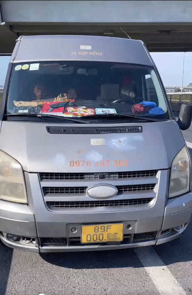 Nam-tai-xe-dung-dien-thoai-quay-4