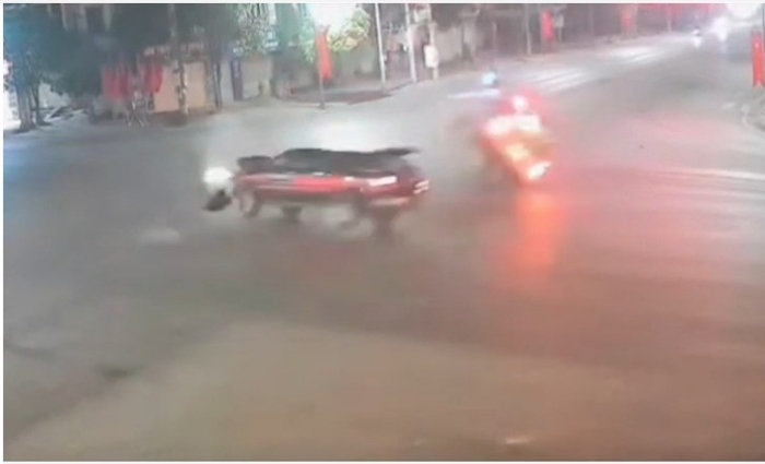 xe-cuu-thuong-lao-thang-vao-xe-oto-1