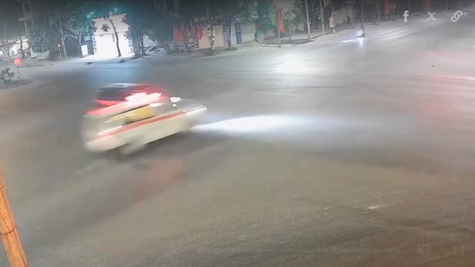 xe-cuu-thuong-lao-thang-vao-xe-oto-2