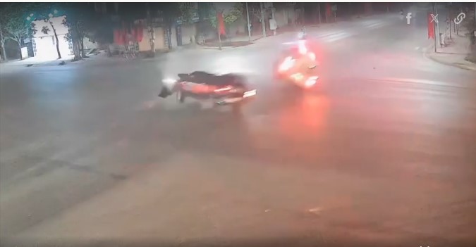 xe-cuu-thuong-lao-thang-vao-xe-oto-3