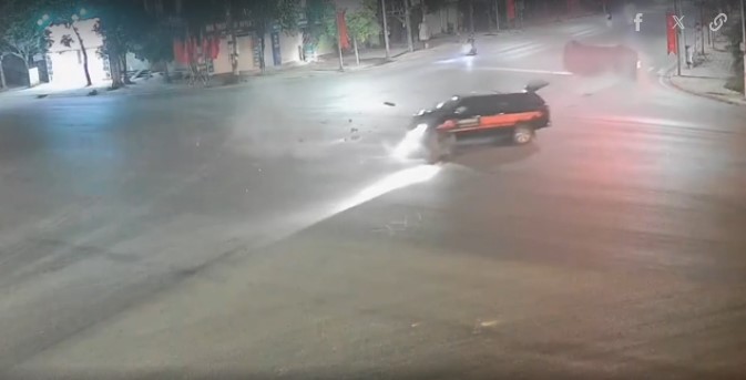 xe-cuu-thuong-lao-thang-vao-xe-oto-4