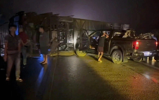 Xe-khach-lat-tren-cao-toc-2