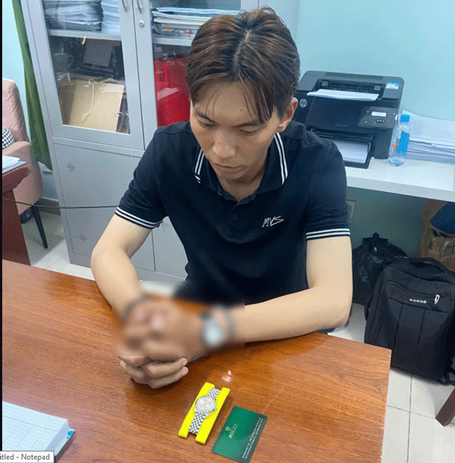 Nam-thanh-nien-trom-dong-ho-rolex-cua-ban-gai-1