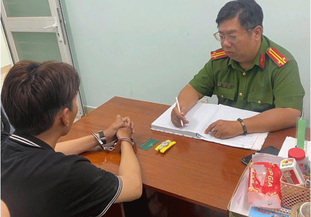 Nam-thanh-nien-trom-dong-ho-rolex-cua-ban-gai-2