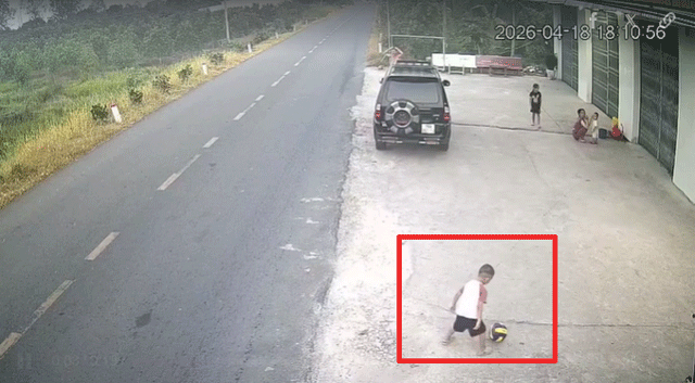 Clip-be-trai-da-bong-ra-duong-1