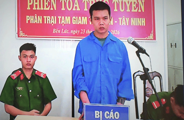 Nam-thanh-nien-lao-xe-vao-moto-1