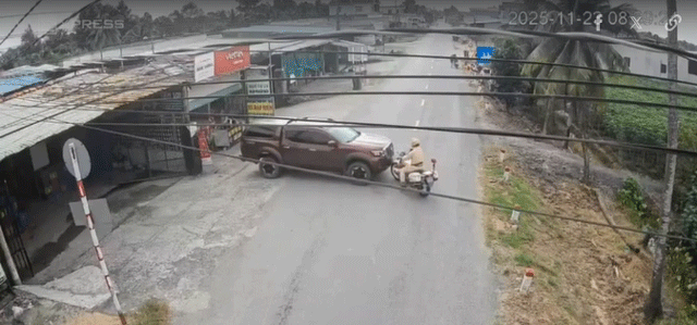 Nam-thanh-nien-lao-xe-vao-moto-2