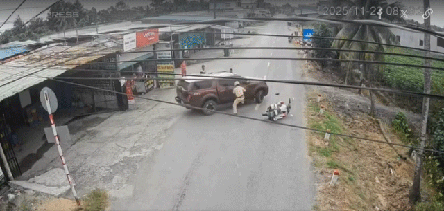 Nam-thanh-nien-lao-xe-vao-moto-3