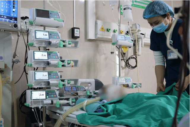 Be-gai-15-thang-bi-oto-lui-trung-2