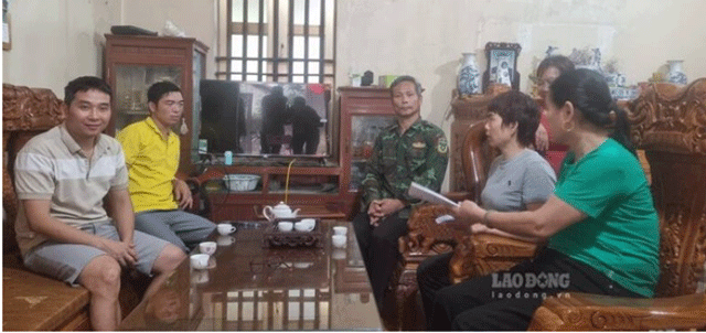 Phu-huynh-mang-mau-thit-lon-di-xet-nghiem-1