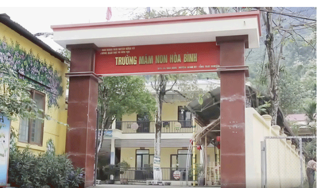 Phu-huynh-mang-mau-thit-lon-di-xet-nghiem-2