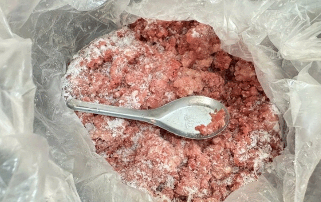 Phu-huynh-mang-mau-thit-lon-di-xet-nghiem-3