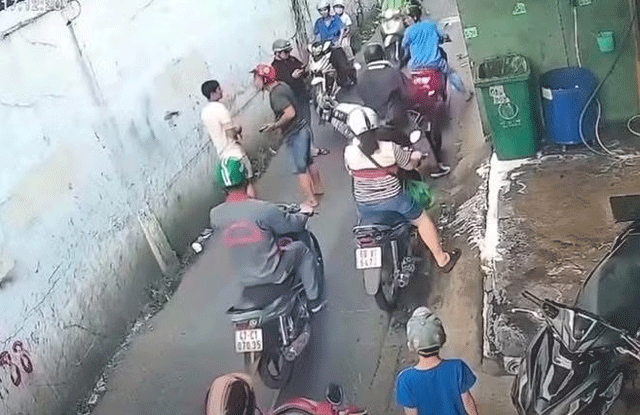 chui-boi-danh-dap-nguoi-can-ngan-va-cham-3