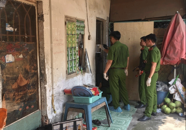 Vụ b&eacute; g&aacute;i 4 tuổi bị mẹ v&agrave; người t&igrave;nh của mẹ đ&aacute;nh đập nhiều ng&agrave;y v&agrave; bỏ mặc ở ph&ograve;ng trọ dẫn đến tử vong đang nhận được sự quan t&acirc;m từ cư d&acirc;n mạng.  Li&ecirc;n quan vụ b&eacute; g&aacute;i 4 tuổi tử vong với nhiều thương t&iacute;ch tr&ecirc;n cơ thể, Cơ quan Cảnh s&aacute;t điều tra C&ocirc;ng an TP H&agrave; Nội đ&atilde; khởi tố bị can, bắt tạm giam Nguyễn Minh Hiệp (qu&ecirc; Ninh B&igrave;nh) để điều tra về h&agrave;nh vi Giết người.  Ga-nguoi-tinh-bi-bat-1 Ga-nguoi-tinh-bi-bat-2 Ga-nguoi-tinh-bi-bat-3 Hiện trường nơi b&eacute; g&aacute;i 4 tuổi bị bạo h&agrave;nh nhiều lần. Ảnh Đời sống v&agrave; Ph&aacute;p luật. Trước đ&oacute;, khoảng 18 giờ ng&agrave;y 3-5, ch&aacute;u B.T.H. được đưa v&agrave;o cấp cứu tại Bệnh viện E trong t&igrave;nh trạng ngừng tuần ho&agrave;n, h&ocirc;n m&ecirc; s&acirc;u v&agrave; c&oacute; nhiều vết bầm t&iacute;m tr&ecirc;n cơ thể. Kết quả gi&aacute;m định ph&aacute;p y sơ bộ x&aacute;c định nạn nh&acirc;n bị tổn thương cơ thể tới 99%. D&ugrave; được c&aacute;c b&aacute;c sĩ t&iacute;ch cực cứu chữa nhưng b&eacute; g&aacute;i đ&atilde; kh&ocirc;ng qua khỏi v&agrave;o chiều 6-5.  Qua điều tra ban đầu, cơ quan chức năng x&aacute;c định Hiệp sống c&ugrave;ng như vợ chồng với B&agrave;n Thị T&acirc;m (qu&ecirc; Tuy&ecirc;n Quang) tại một ph&ograve;ng trọ ở phường Ph&uacute; Diễn, H&agrave; Nội. Ch&aacute;u H. l&agrave; con ri&ecirc;ng của T&acirc;m v&agrave; chuyển đến ở c&ugrave;ng từ th&aacute;ng 3.  Theo cơ quan c&ocirc;ng an, trong qu&aacute; tr&igrave;nh sinh sống, b&eacute; g&aacute;i nhiều lần bị bạo h&agrave;nh. Ri&ecirc;ng trong ng&agrave;y 3-5, Hiệp v&agrave; T&acirc;m được cho l&agrave; đ&atilde; đ&aacute;nh đập ch&aacute;u b&eacute; v&igrave; những m&acirc;u thuẫn nhỏ trong sinh hoạt. Sau đ&oacute;, cả hai rời khỏi ph&ograve;ng trọ, để ch&aacute;u ở lại một m&igrave;nh. Khi quay về, họ tiếp tục h&agrave;nh hung khiến t&igrave;nh trạng của b&eacute; trở n&ecirc;n nguy kịch. Đến khi ph&aacute;t hiện ch&aacute;u H. bất tỉnh, hai người mới t&igrave;m c&aacute;ch sơ cứu rồi gọi xe cấp cứu đưa nạn nh&acirc;n đến bệnh viện.  Nh&agrave; chức tr&aacute;ch cũng l&agrave;m r&otilde; vai tr&ograve; của người mẹ trong vụ việc. Theo t&agrave;i liệu điều tra, d&ugrave; chứng kiến con g&aacute;i bị bạo h&agrave;nh nhưng T&acirc;m kh&ocirc;ng ngăn cản hay c&oacute; biện ph&aacute;p bảo vệ con.  Tại cơ quan điều tra, Hiệp v&agrave; T&acirc;m khai nhận đ&atilde; nhiều lần đ&aacute;nh đập ch&aacute;u b&eacute; trong khoảng một th&aacute;ng qua, trung b&igrave;nh 2-3 ng&agrave;y xảy ra một lần.  Ga-nguoi-tinh-bi-bat Nghi phạm T&acirc;m v&agrave; Hiệp. Cơ quan chức năng nhận định đ&acirc;y l&agrave; vụ &aacute;n đặc biệt nghi&ecirc;m trọng khi nạn nh&acirc;n l&agrave; trẻ nhỏ, kh&ocirc;ng c&oacute; khả năng tự vệ nhưng li&ecirc;n tục bị ch&iacute;nh những người sống c&ugrave;ng bạo h&agrave;nh dẫn tới tử vong.