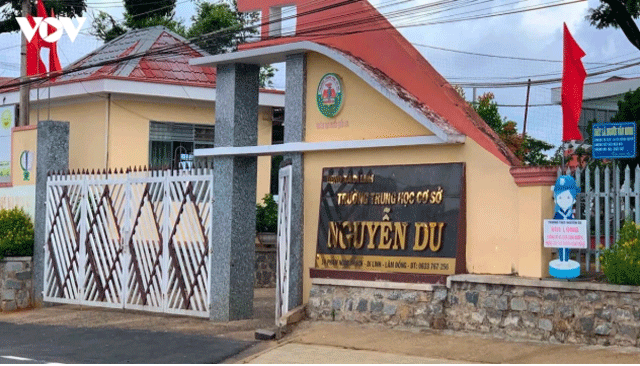 13-hoc-sinh-vay-danh-nam-sinh-4