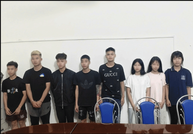 Nhom-thanh-nien-chui-boi-vay-danh
