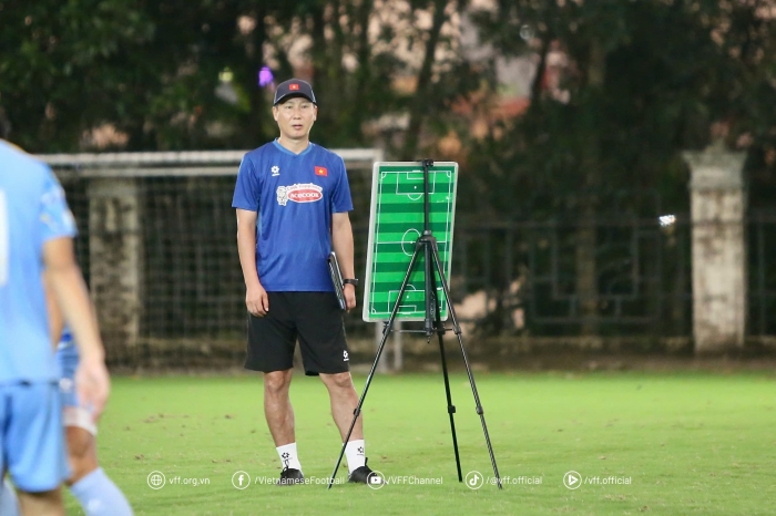 HLV Kim Sang-sik gặp khó khăn trong việc phân tích đối thủ.