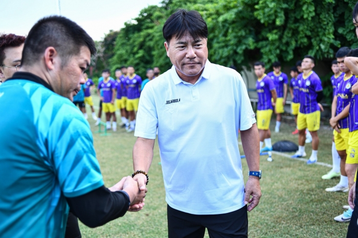 HLV Makoto Teguramori chia tay ha noi fc