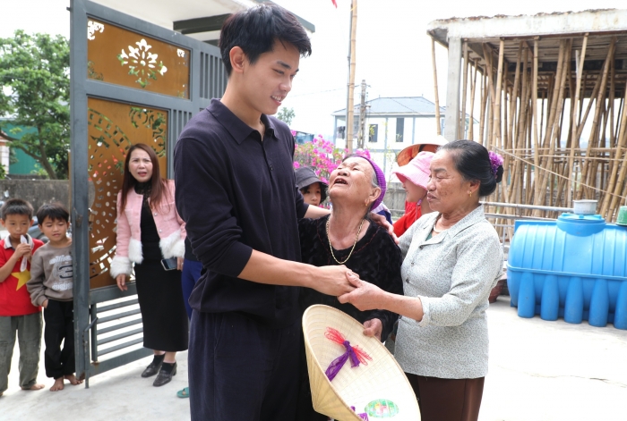 dinh bac tro ve que nha