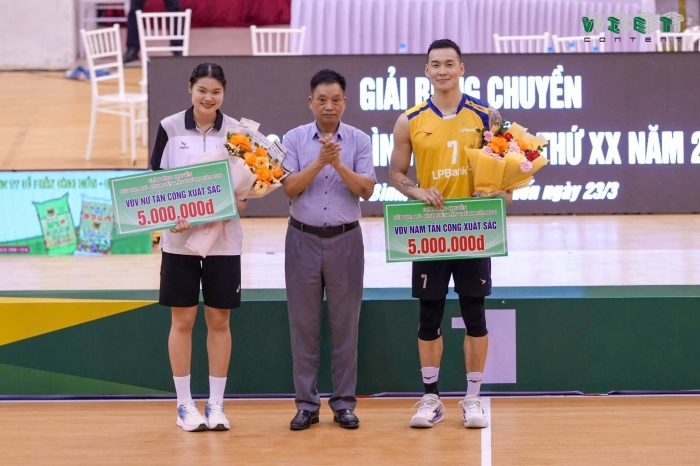 giai thuong cup hoa lu binh dien gay tranh cai (1)