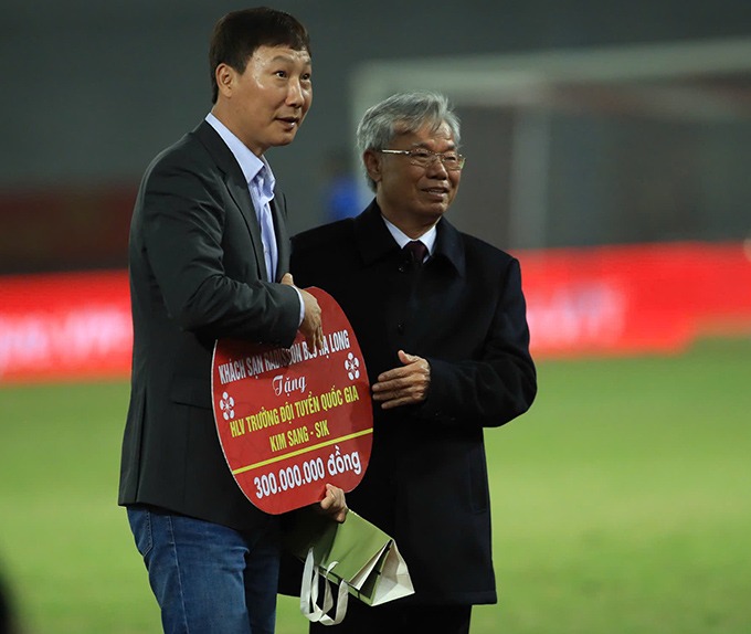 hlv kim sang sik nhan thuong 300 trieu dong